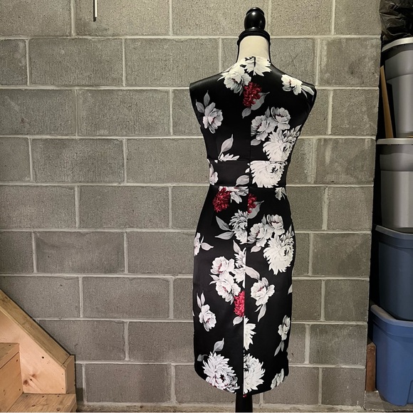 White House Black Market sleeveless dress. - Picture 5 of 12